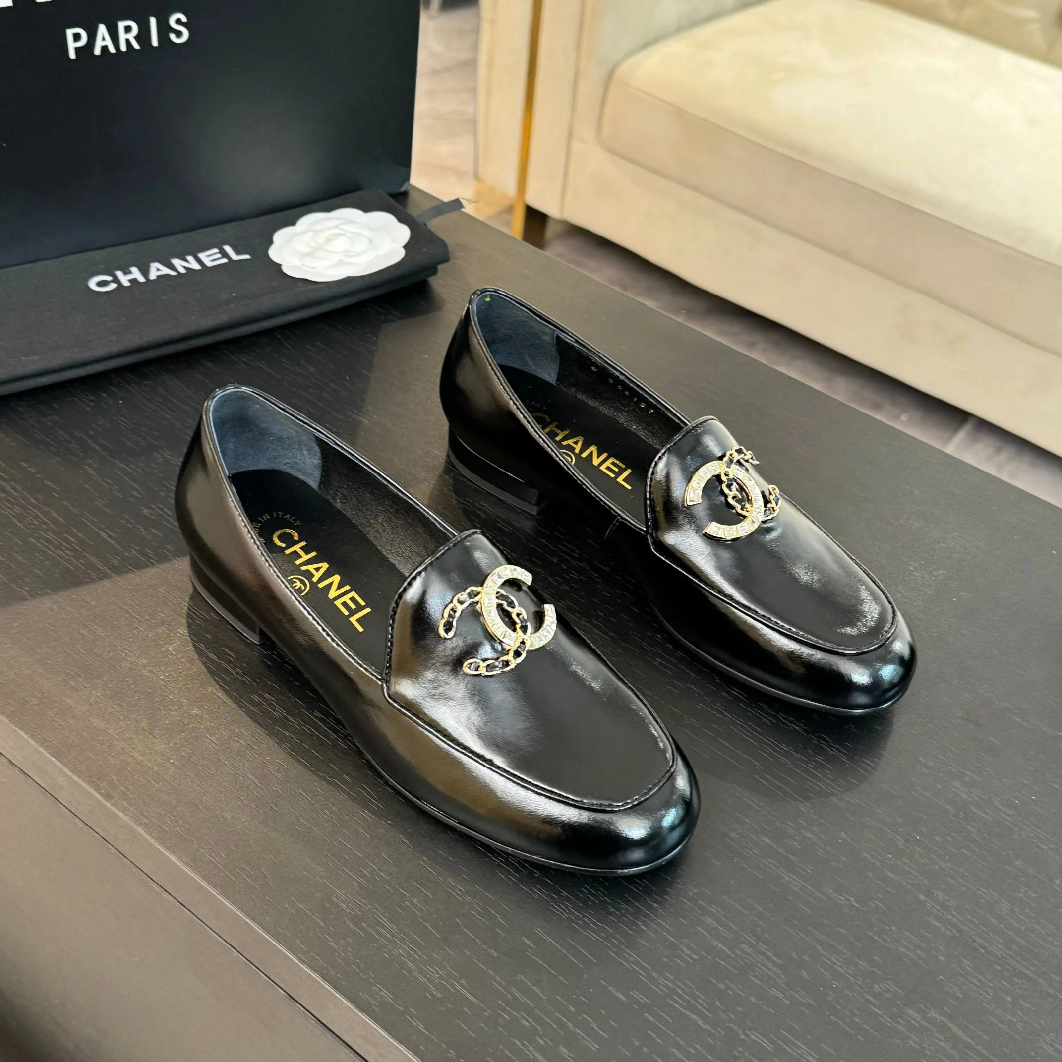 👟👟Ex-factory price 600👟👟 Purchasing-grade CHANEL Xiaoxiang classic retro shoes. I liked this pair at first sight. The design of the upper is very special. The classic hardware buckles embellished with Xiaoxiang are very CHANEL style. It has a high-end feel. The upper feet are very comfortable and soft. The feet are not afraid of being good-looking and comfortable. They are invincible when paired with mid-calf socks, skirts and trousers. It looks simple in style, but it has the effect of elongating the legs immediately on the feet, which is simple and does not lose personality. Adds a touch of coolness. Upper: imported mixed-breed lambskin. Lining: mixed-breed sheepskin. Soft, sweat-absorbent and breathable! Hardware: Exclusive original 1:1 mold development! Long-lasting and does not soften! Outsole: Genuine leather outsole imported from Italy. Height is about 2.5cm. Different market currency. We are different. Size: #34-42 (34 40 41 customized, non-refundable)